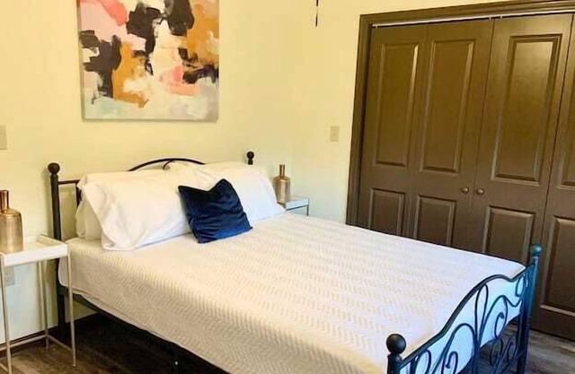 Uptown Suite C | Modern & Cozy | Central Location