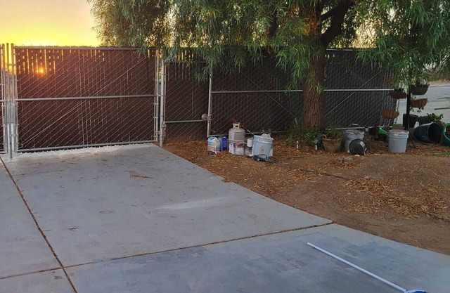 Urban 2 bdm 1 bath + loft in country setting! Pet Friendly, no chores