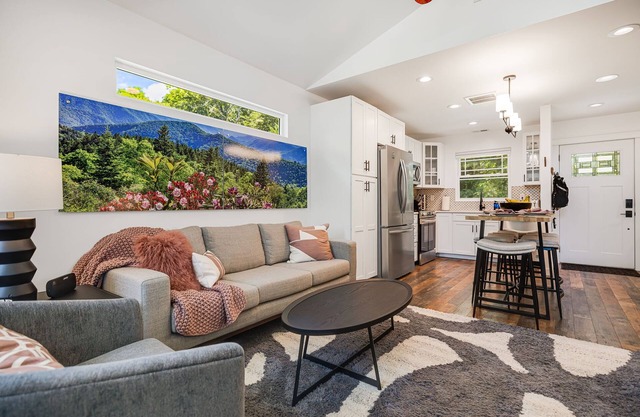 Urban Charmer Near Waterfalls & Wineries w/Fenced Yard- 6 min to Hendersonville