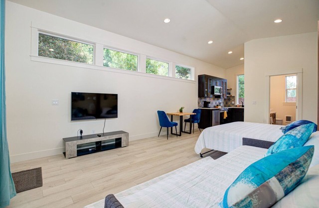 Urban-chic Studio Guesthouse in a quiet neighborhood - near Intel and Nike