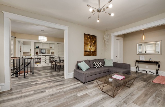Urban Comfort 5BR Home Base Minneapolis Living!