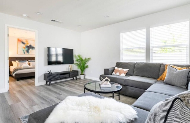 Urban Comfort Back House: w/Stylish 2-Bedroom, 2-Bath Oasis with High-Speed Connectivity and Secure Parking.