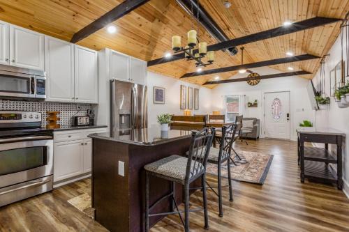 Urban Explorer Pad - 3BR - Backyard -Parking