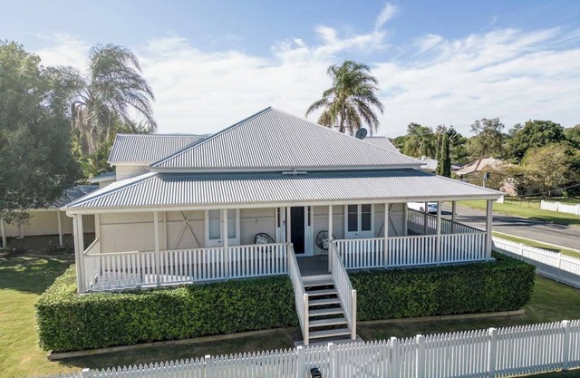 Urban Getaway Queenslander close to Willowbank!
