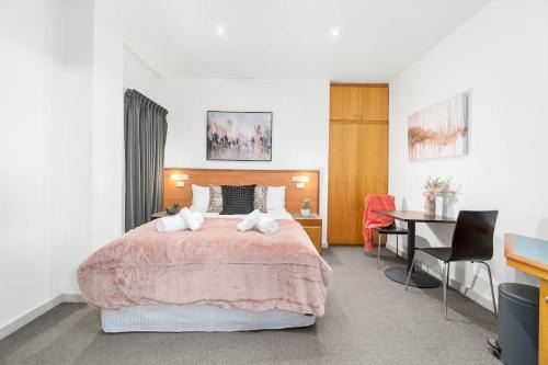 Urban Oasis Chic CBD Suite with WiFi - Walkable