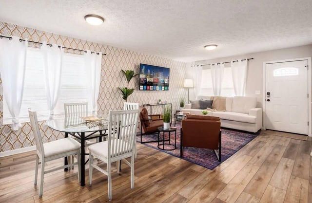 Urban Oasis w/Hot Tub Near Downtown & Arena Dist.