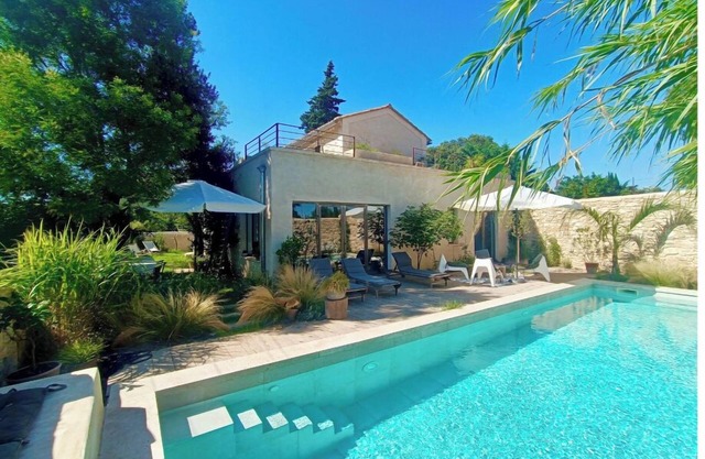 Uzès, listed Mazet, very nice view, air conditioning, shops on foot, secure swimming pool