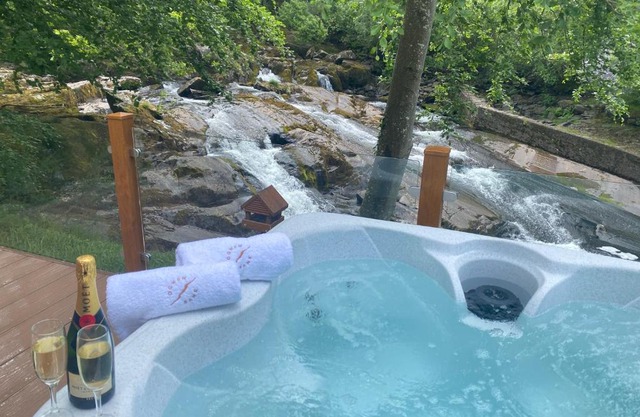V13 - The Falls with Hot Tub