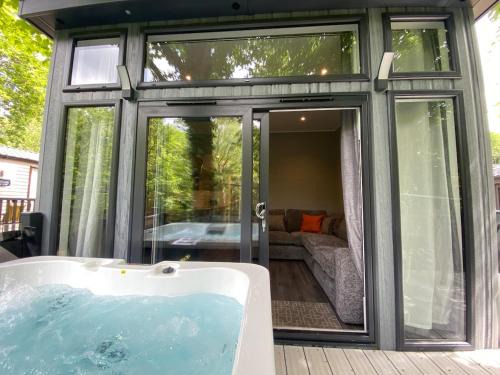 V17 - Rivers Edge with Hot Tub