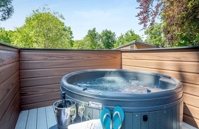 V28 - The Lookout with Hot Tub