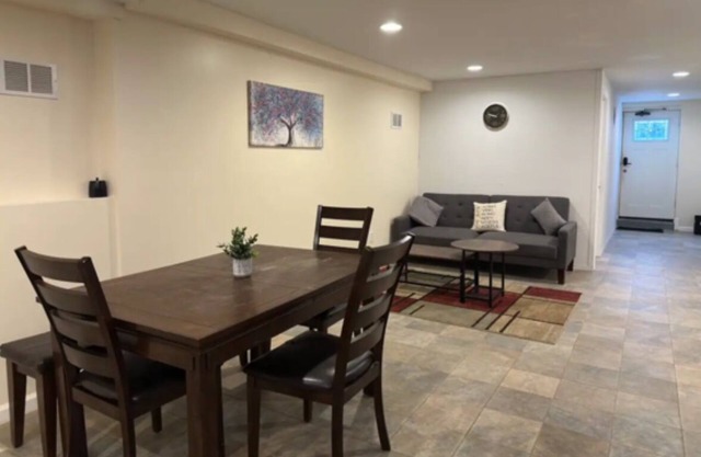 V8 Private room Contact host before booking!