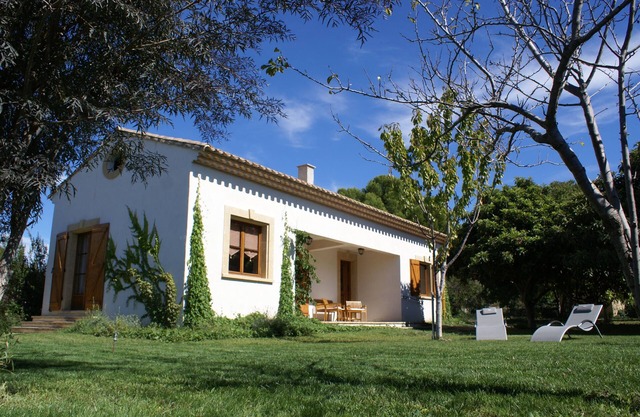 Vacation rental in Pézenas: a house in a large garden. For two.