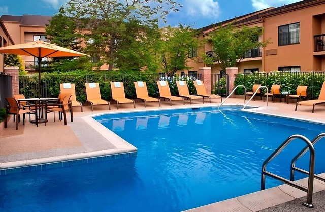 Vacation Starts Here! Near Newport State Airport, w/Pool, Pets are Allowed Here