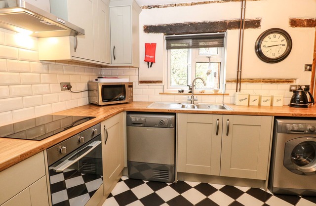 VALENTINE COTTAGE, pet friendly, country holiday cottage in Aylsham