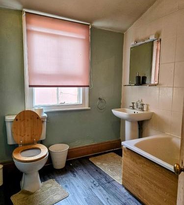 Valla Haven Serviced Private Room in Northampton Centre with WiFi