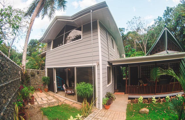 Valle Pura Vida Condo #101 . Near everything. New modern type apt.