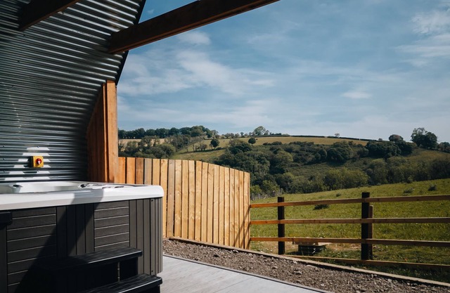 Valley View Hideaway - a cabin that sleeps 4 guests in 2 bedrooms