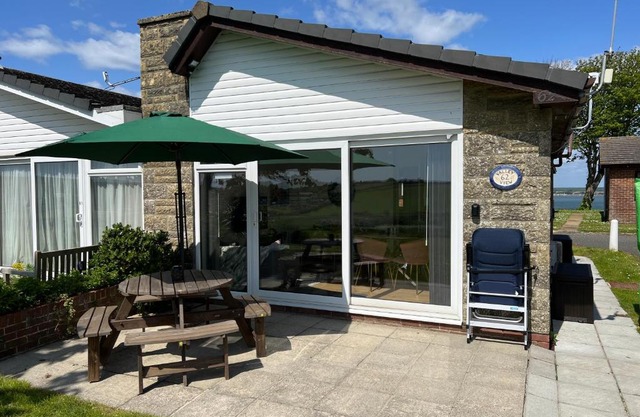 VALLEY VIEW self-catering coastal bungalow in rural West Wight