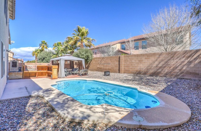 Vegas 5 Bedroom, 3 bath vacation home with a pool!