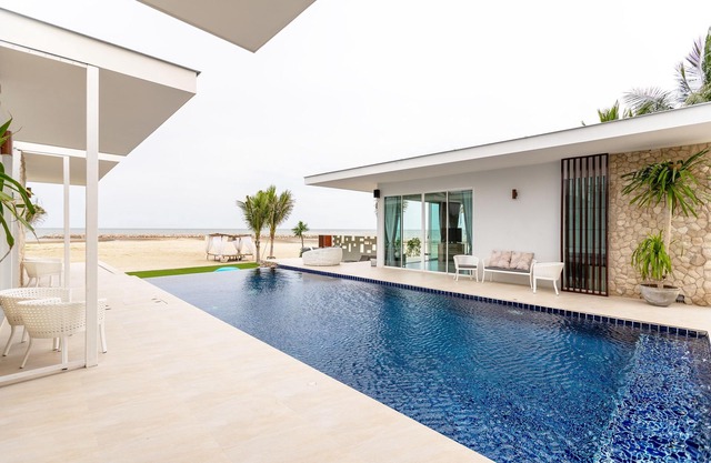 Vela villa Luxury beachfront Cha am, Thailand