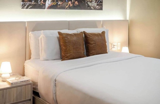 Velvet Queen – MTL Village Stay