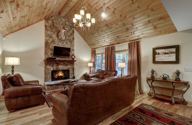 Very close to downtown Cashiers and just minutes away from Lake Glenville, Wi-Fi