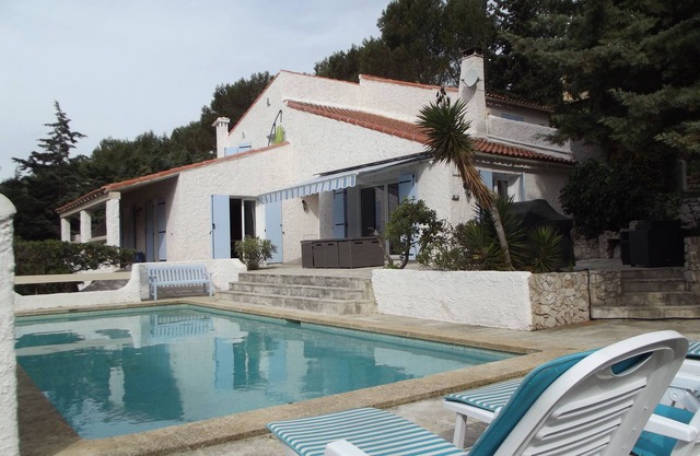 Very nice air-conditioned villa for rent. 6 km away from Cassis. Very large pool