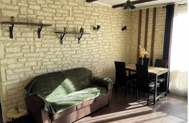 Very nice, secure, refurbished apartment close to all amenities
