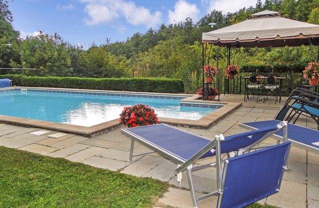 Very private detached cottage with private solar-heated pool