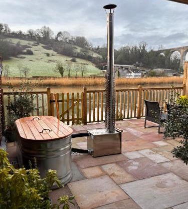 Viaduct River View & Outdoor Bath - Couples Retreat
