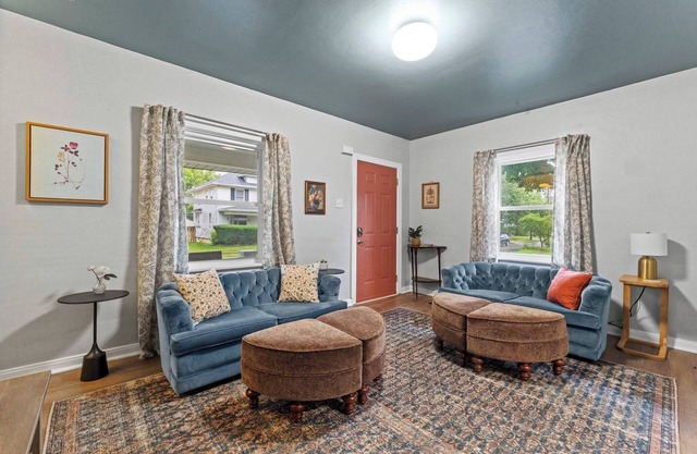 Vibrant 3 Bedroom with 2 Kitchens! Near Downtown