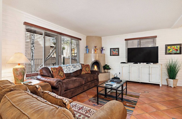 Vibrant, Convenient, And Restful - Walk Downtown And Explore