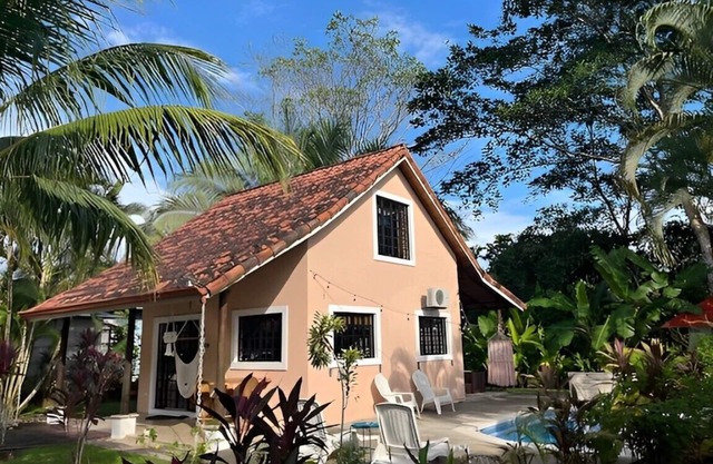 Vibrant Home with Pool, Perfect Beachside Getaway