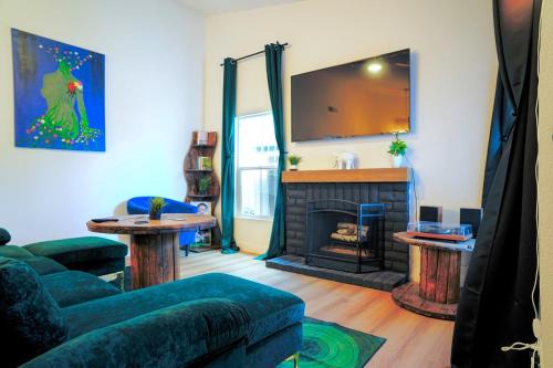 Vibrant Vegas Retreat, Quiet, Cozy, 18 min to Strip