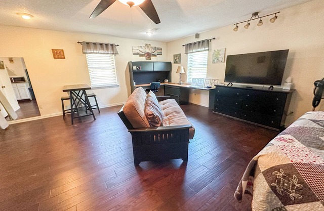 Vibrant Work Stay Studio Cowboy Pool, Pet ok near Tx Motor Speedway
