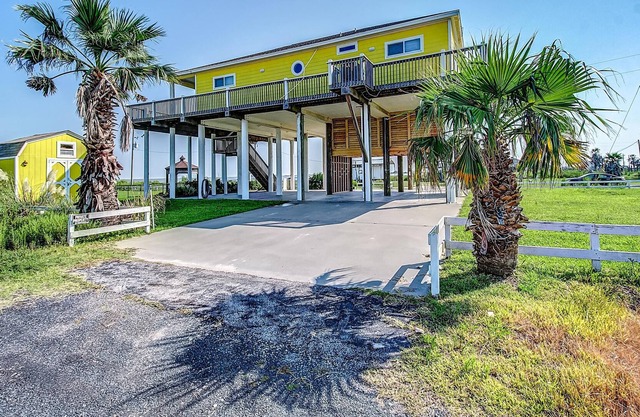 Victoria's Seacret Getaway -Bay side with Beautiful views of the beach and bay