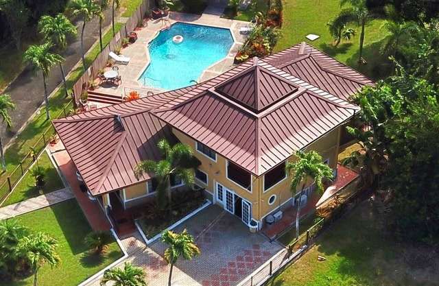Victorian Style, Spacious Bungalow 4 bedroom Villa with swimming pool.