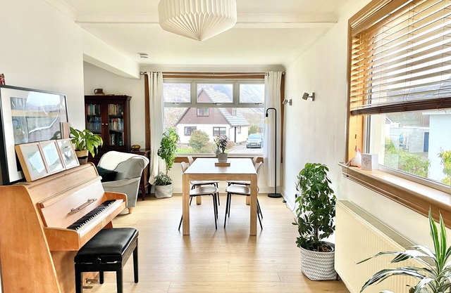 Views of Ben Nevis. Sleeps 5. 2 bedrooms. Garden. Parking. Beach/Canal.