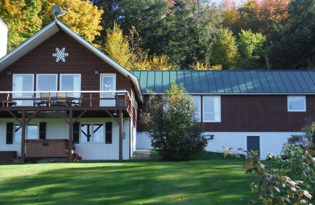 Views to Mt. Mansfield * Stowe Parking Pass * 2 TV/Family Rooms * Fast Internet