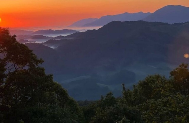 Views, views, views! Private mtn escape with king bed.