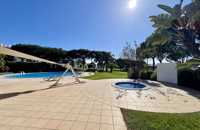VILAMOURA SUNNY GARDEN WITH POOL by HOMING