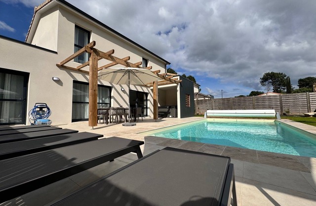 Villa 4 chambres 4 salles de bains avec jardin + jacuzzi, piscine (villa 11)