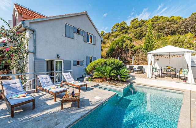 Villa Angela - Six Bedroom Villa with Swimming Pool