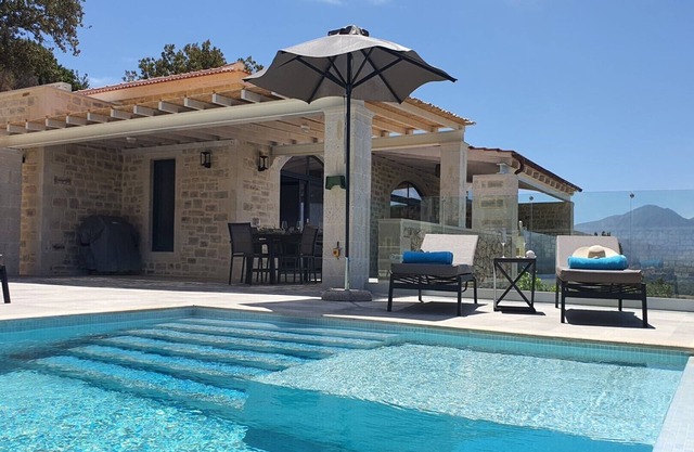 Villa Aphrodite, beautiful views, heated infinity pool, privacy!