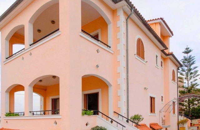 Villa Araucaria - Private Pool, Jacuzzi, Sea View