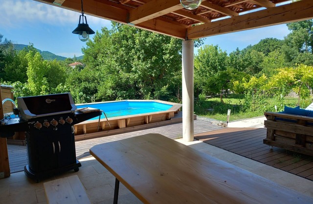 Villa Avec Jardin et Piscine en Centre Village