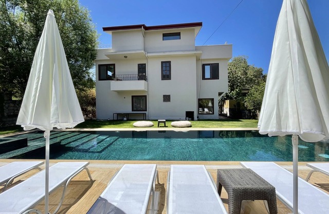 Villa Babylon - 5* Luxury Villa, Heated Pool, Whirlpool, BBQ Terrace, Wifi.