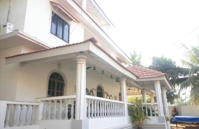 Villa Baywalk Goa, 200 meters from Morjim Beach, 8-bedroom villa with Pool