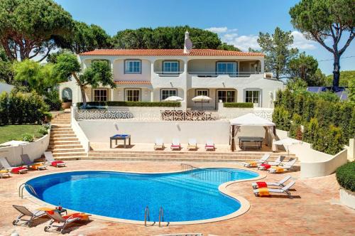 Villa Beirais by Villa Plus