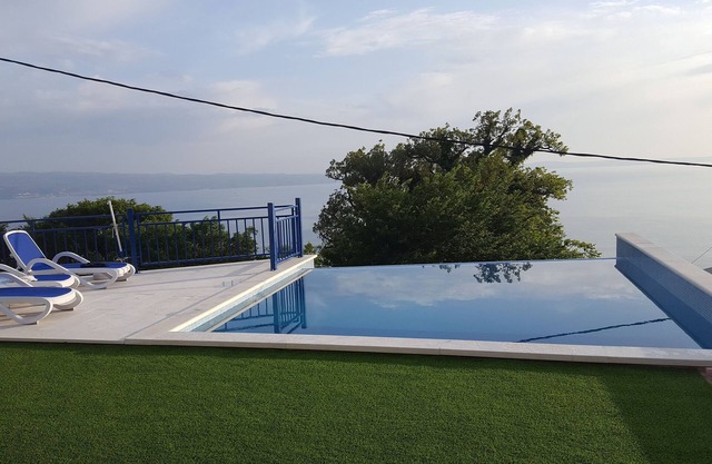 Villa Blue - spectacular view and heated pool, Split riviera, Croatia
